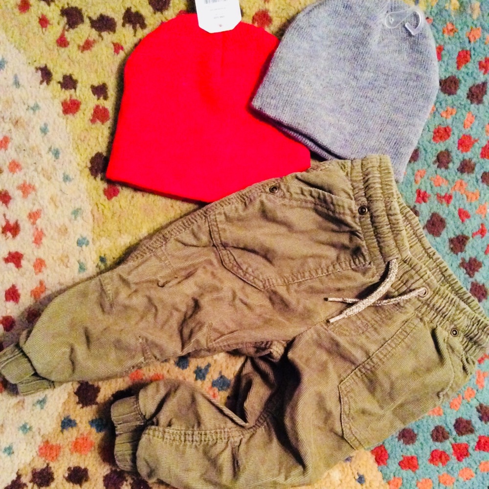 Boys 6-9m  Green Pants & 2 small beanies